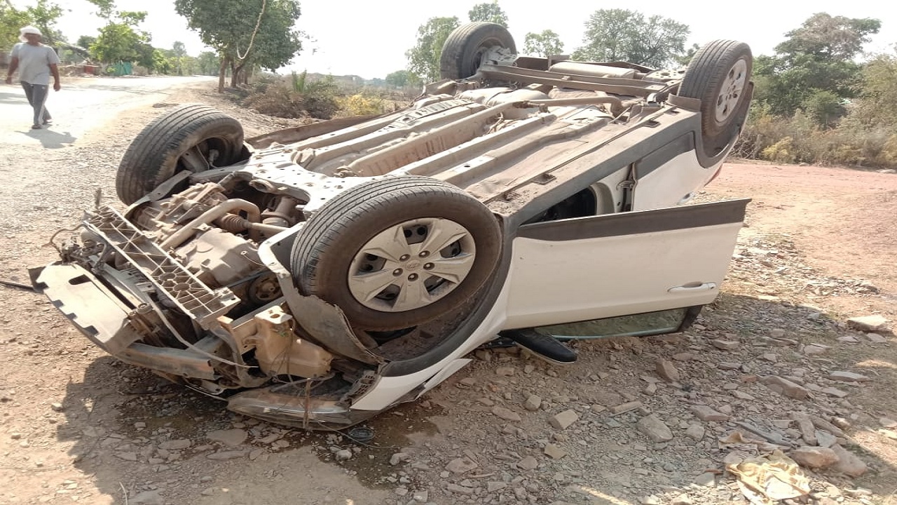 रीवा / ओव्हरब्रिज से हवा में लहराती हुई 50 फिट नीचे गिरी कार, दो घायल